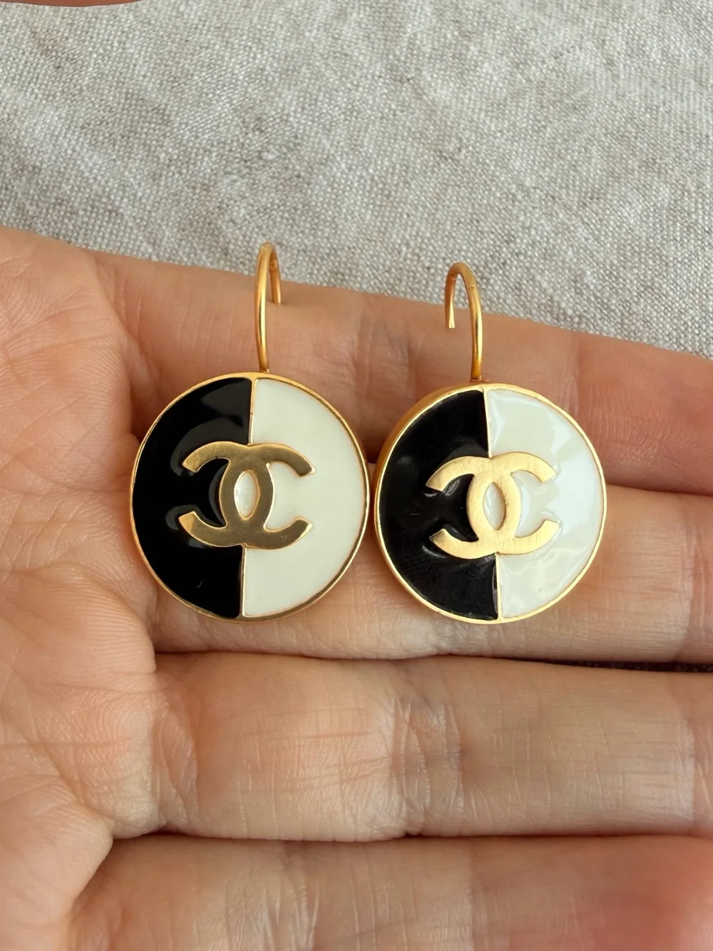 🖤🤍CHANEL Black and White Enamel CC Drop Earrings - Gold-Tone✨